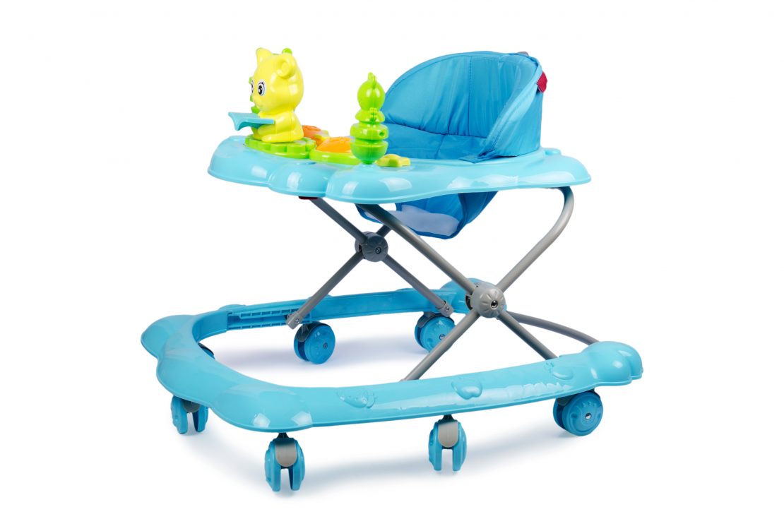 Un trotteur bleu muni de jouets à l’avant