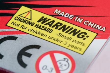 Étiquette de mise en garde de produit qui se lit ainsi : ATTENTION! RISQUE D’ÉTOUFFEMENT – Petites pièces. Ne convient pas aux enfants de moins de trois ans. Au-dessus de la mise en garde se trouve le texte « FABRIQUÉ EN CHINE » et un symbole indiquant que le produit ne convient pas aux enfants âgés de zéro à trois ans.