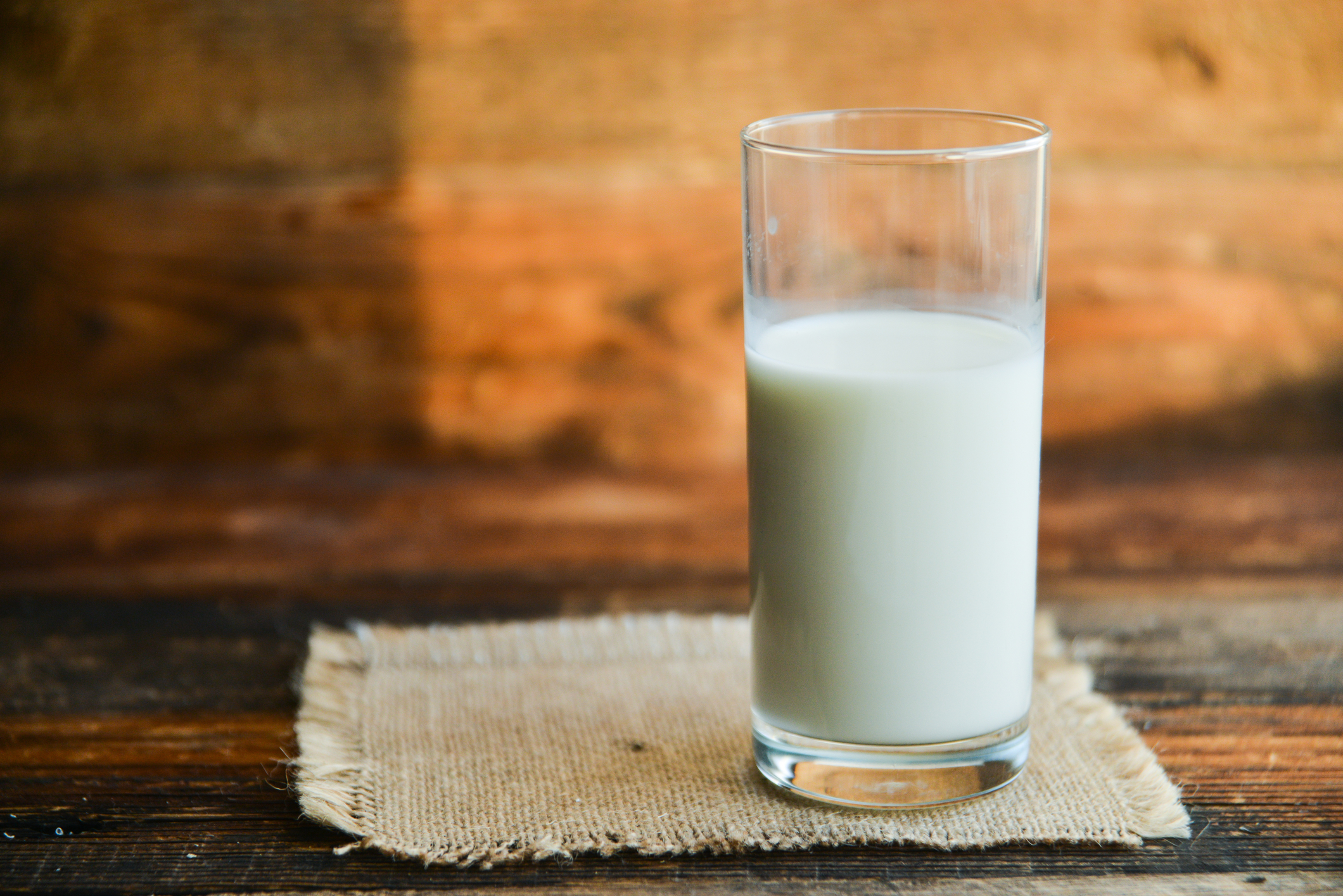 Un verre de lait sur une table