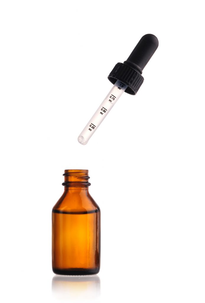 Une bouteille de vitamine D de couleur ambre et une pipette
